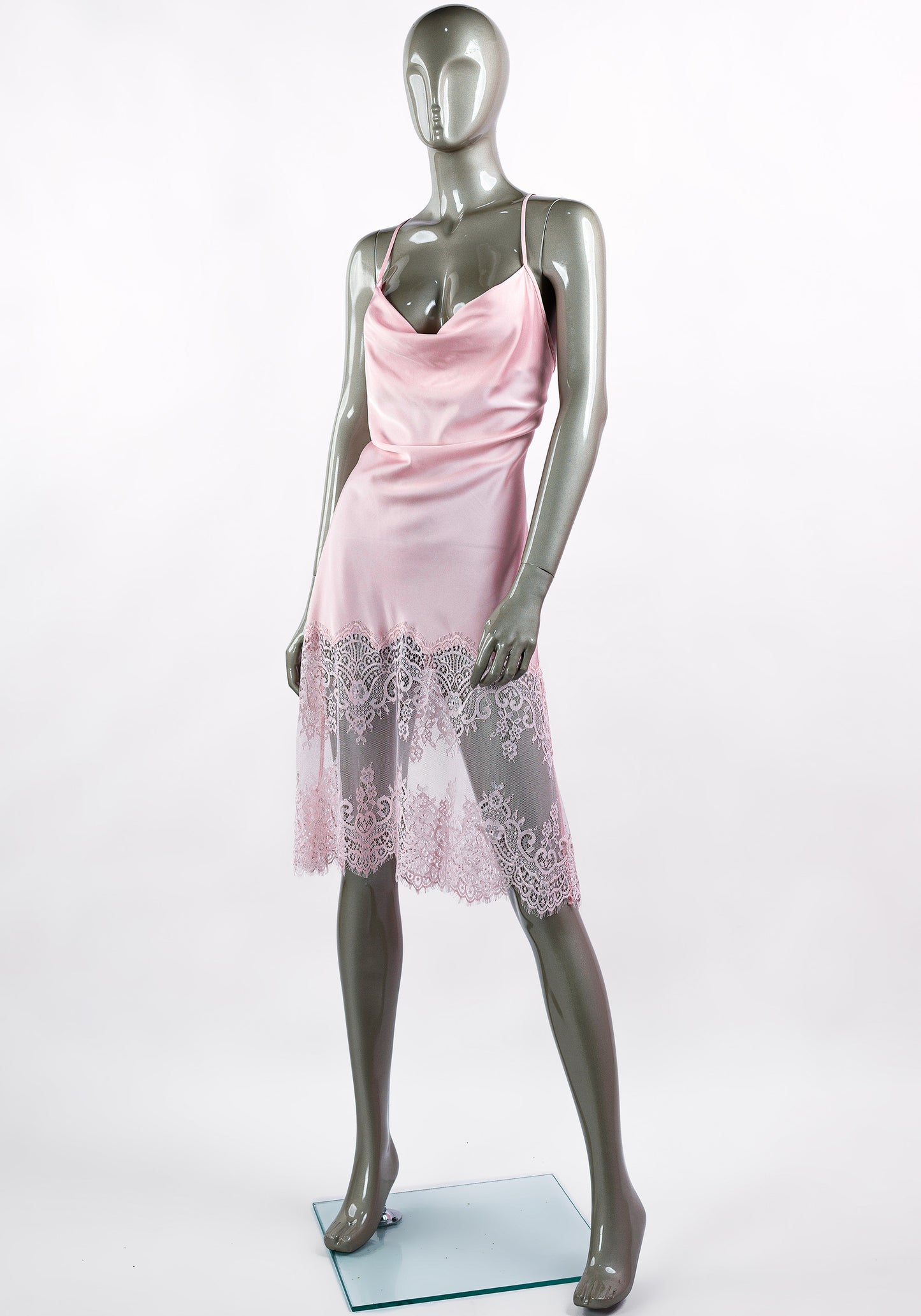 قميص نوم ساتان: قميص نوم ساتان بحزام كتف مع دانتيل طويل في الأسفل