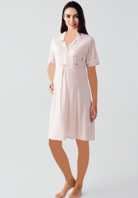 قميص نوم بأكمام قصيرة وأزرار وياقة للأمهات