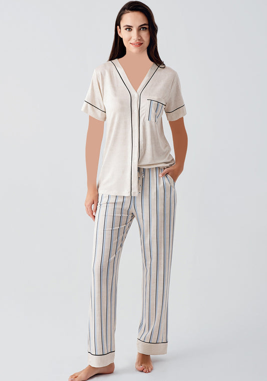بيجامة S&L بأكمام قصيرة وقميص بأزرار وفتحة رقبة على شكل حرف V وبنطلون مخطط