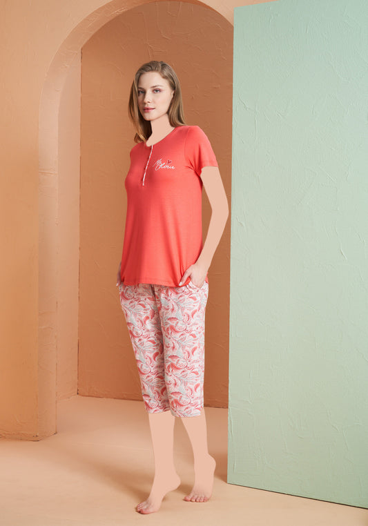 طقم بلوزة قصيرة الأكمام من الفيسكوز والليكرا مع بنطال كابري مزهر