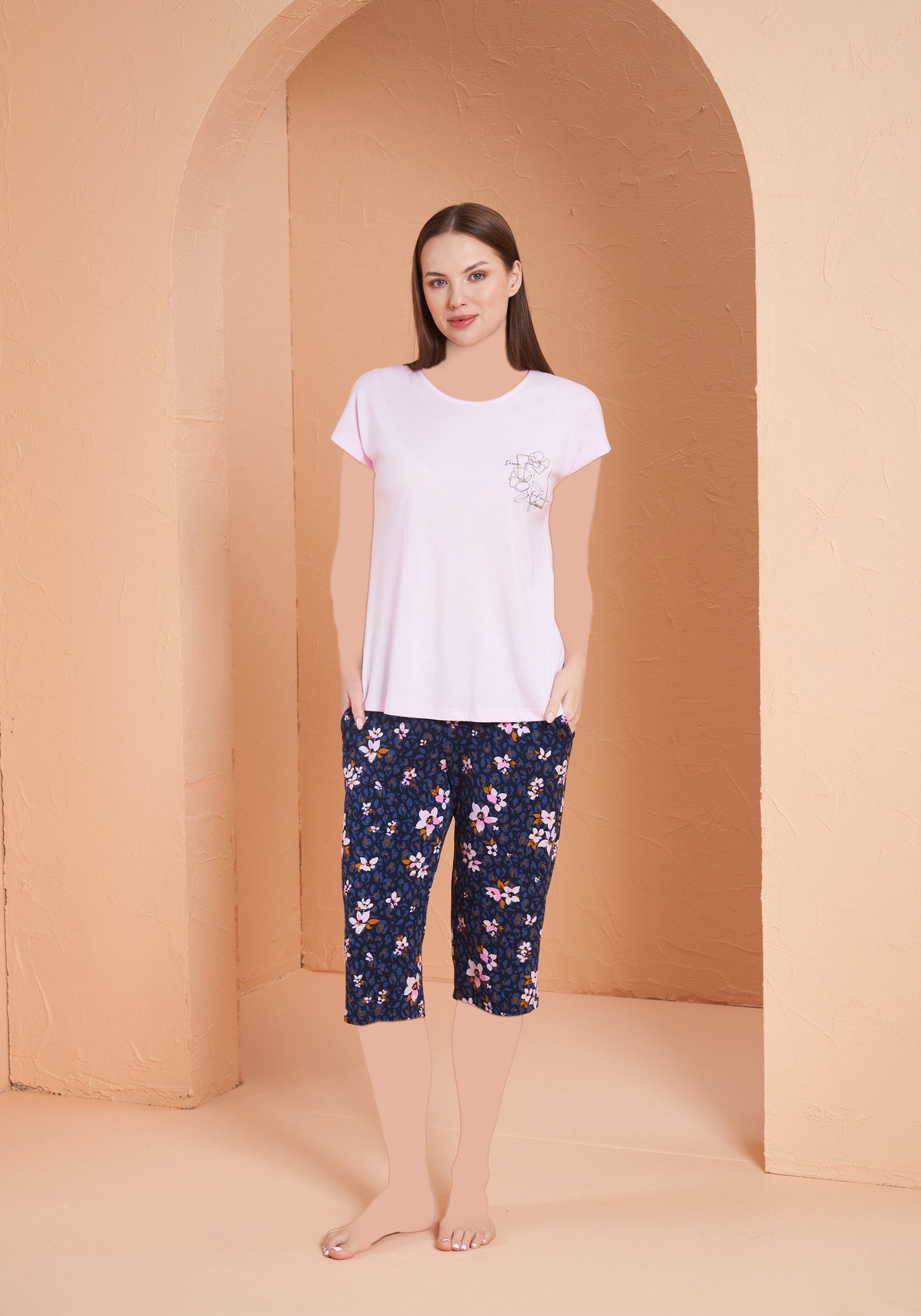 طقم بلوزة بأكمام قصيرة وبنطال كابري مزهر من فيسكوز لايكرا بمقاس كبير