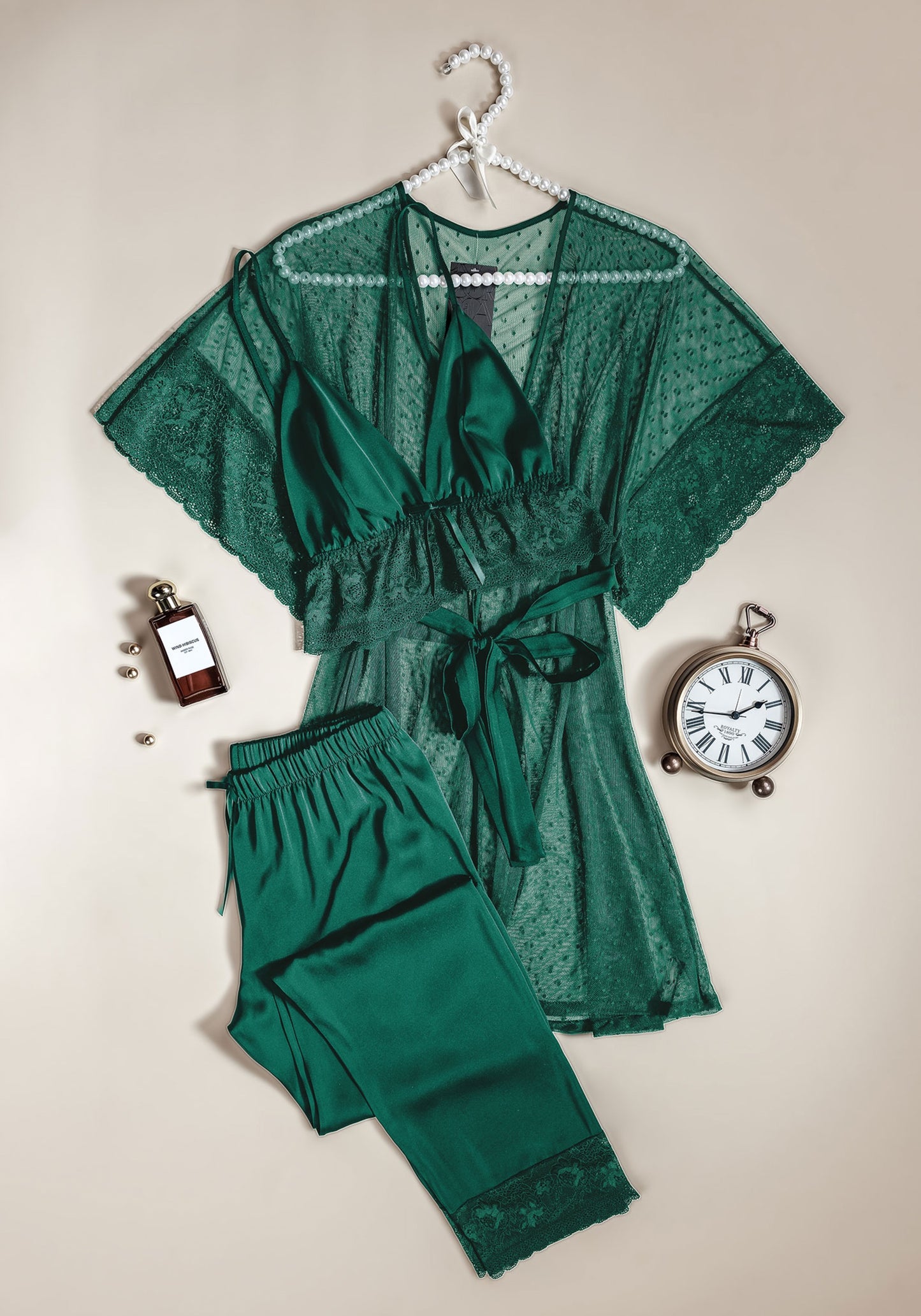 طقم ساتان مكون من 3 قطع: حمالة صدر علوية وبنطلون بتفاصيل دانتيل وكيمونو دانتيل كامل