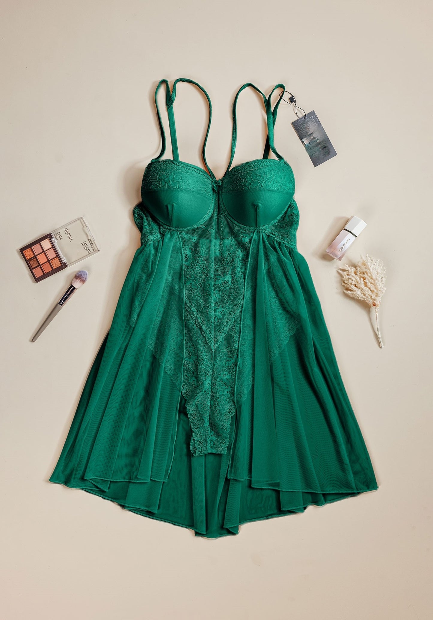 بيبي دول: حمالة صدر مبطنة بحزام كتف، بدلة جسم من الدانتيل، بيبي دول شيفون