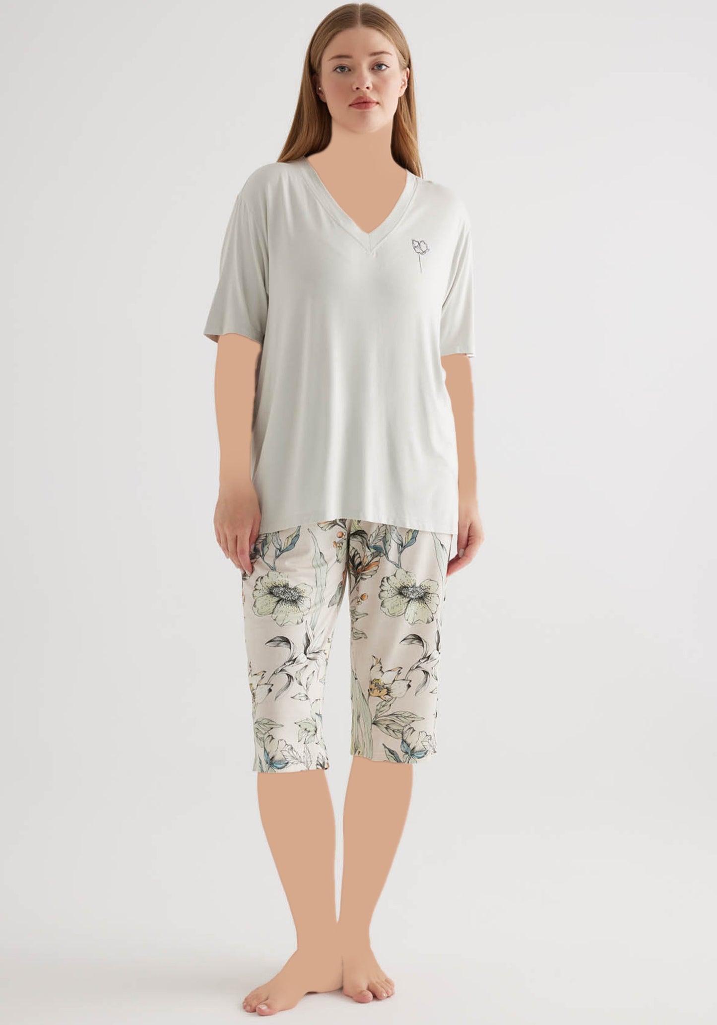 طقم بلوزة بأكمام قصيرة ورقبة على شكل حرف V وبنطال كابري من مودال بمقاسات كبيرة