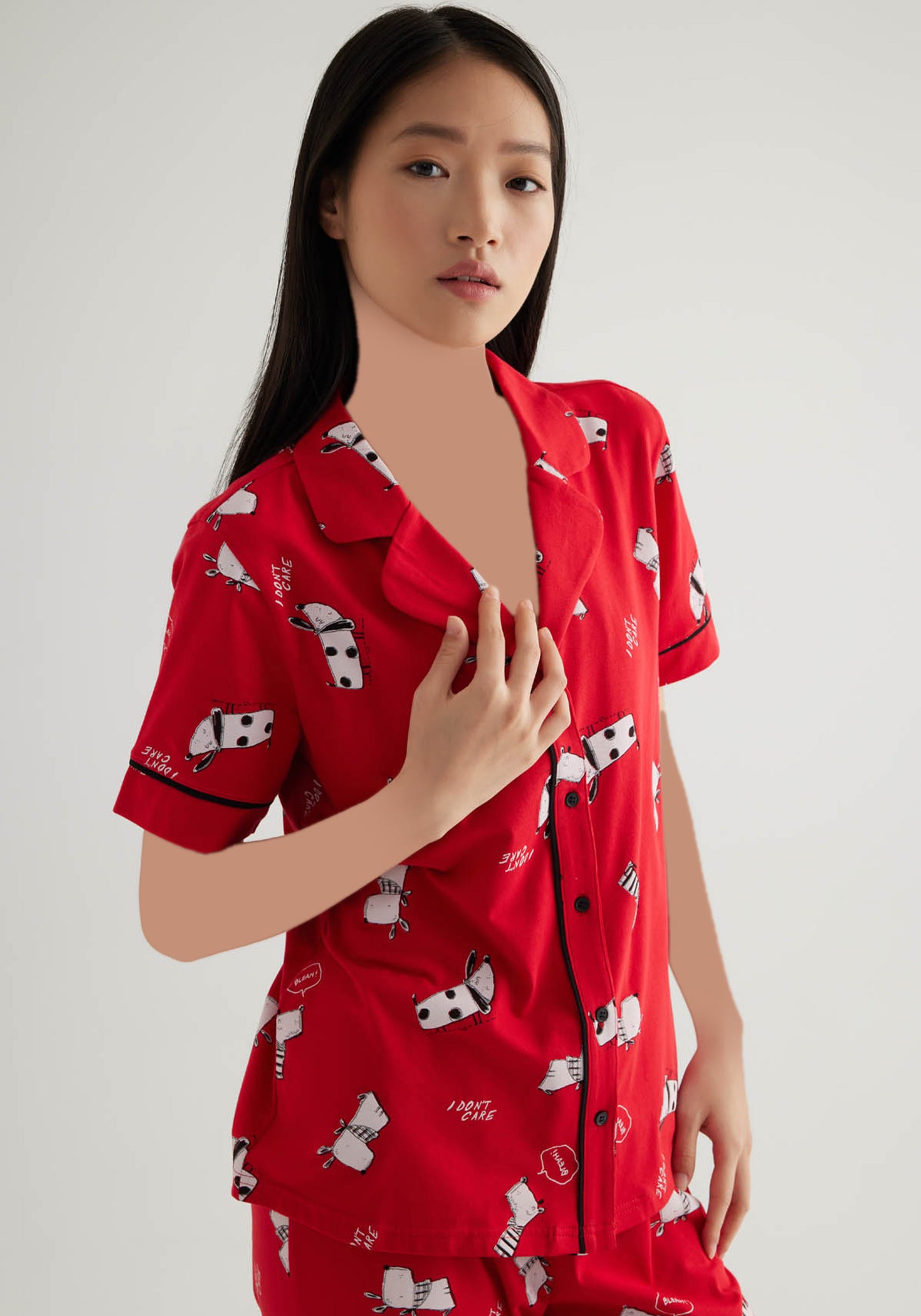 طقم بلوزة بأكمام قصيرة وأزرار وياقة قطنية مع بنطال كابري