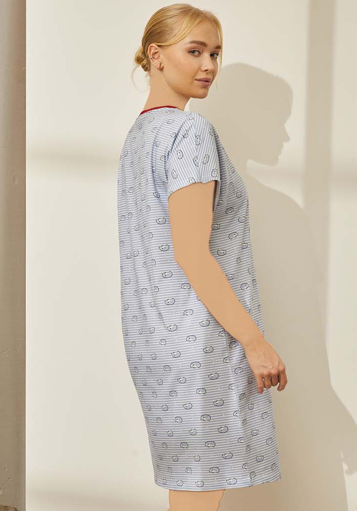 قميص نوم مخطط باللون الأزرق