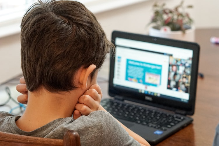 كيفية تخفيف ضغوطات التعليم الإلكتروني لكِ وأطفالكِ