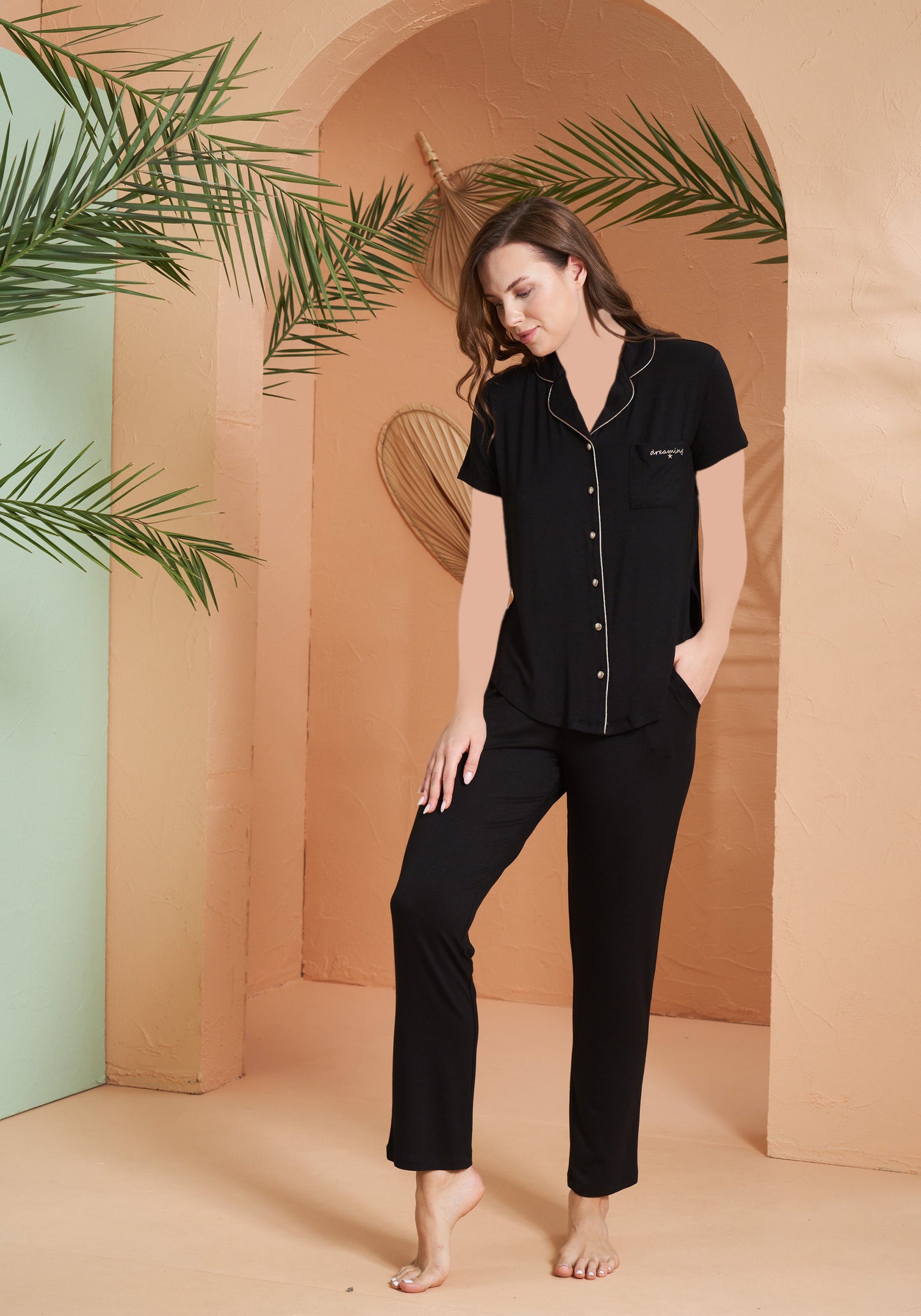 طقم بلوزة وبنطلون بأكمام قصيرة وياقة وأزرار من الفيسكوز والليكرا