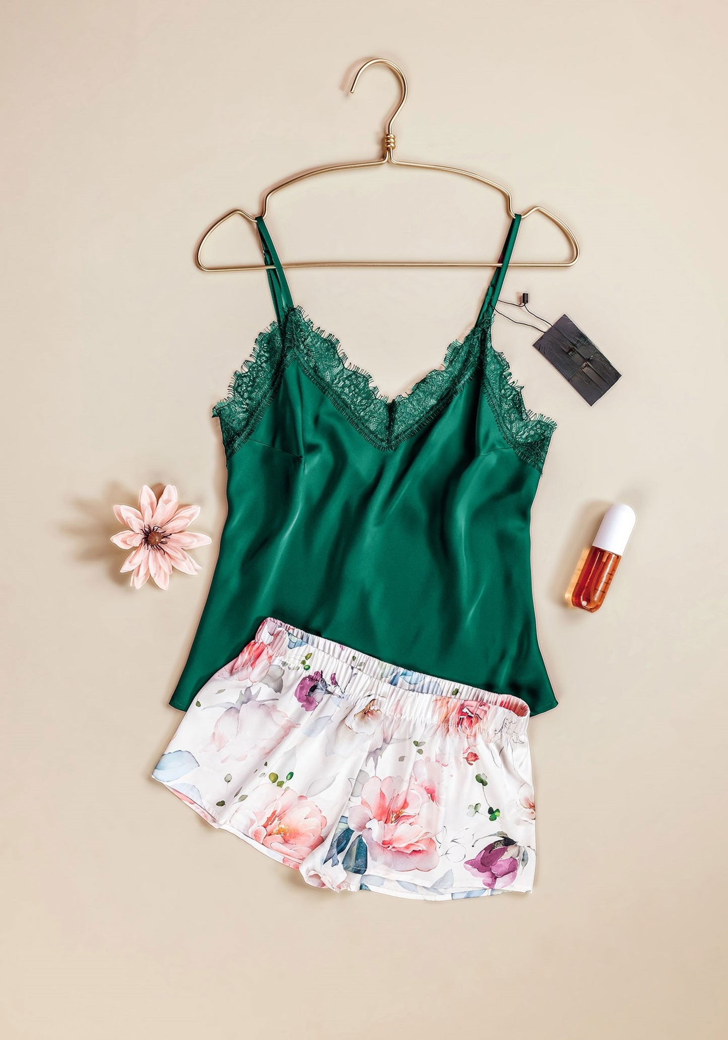 طقم شورت ساتان بدون أكمام من LNGR