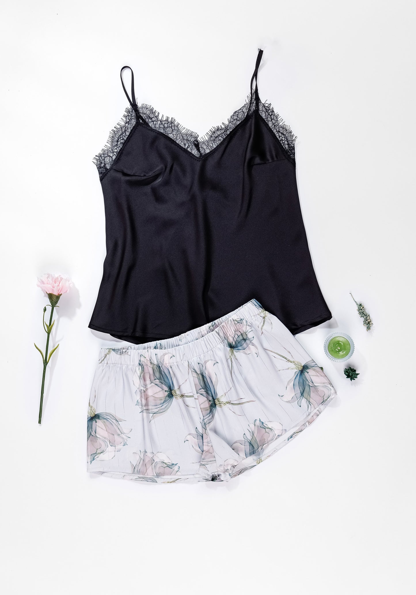 طقم شورت ساتان بدون أكمام من LNGR