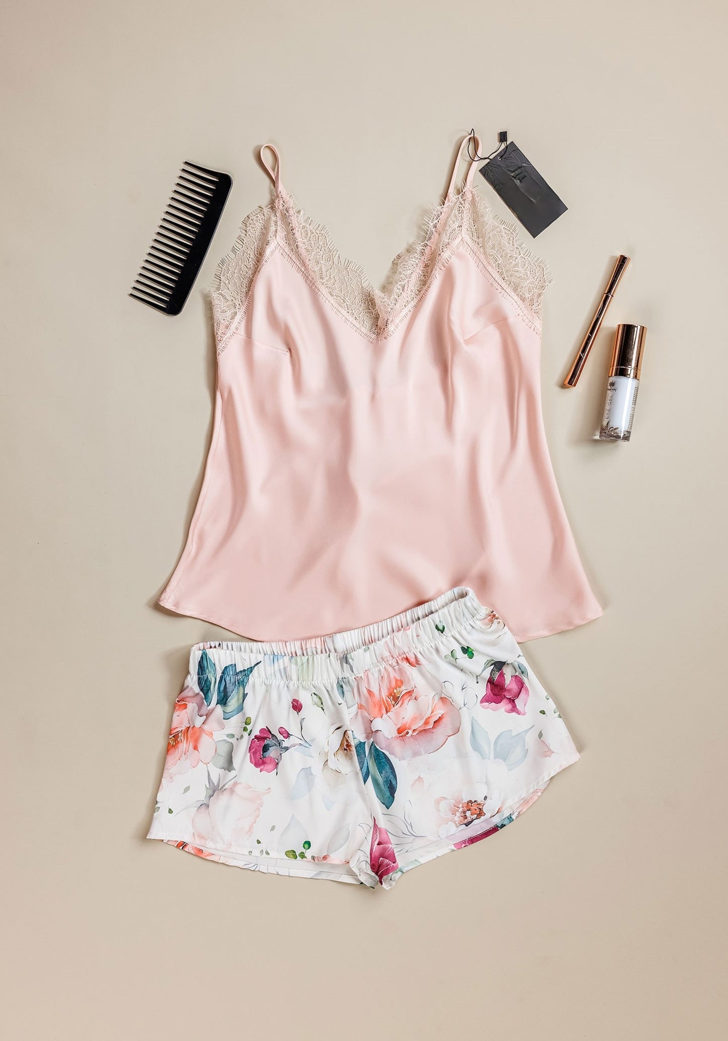 طقم شورت ساتان بدون أكمام من LNGR