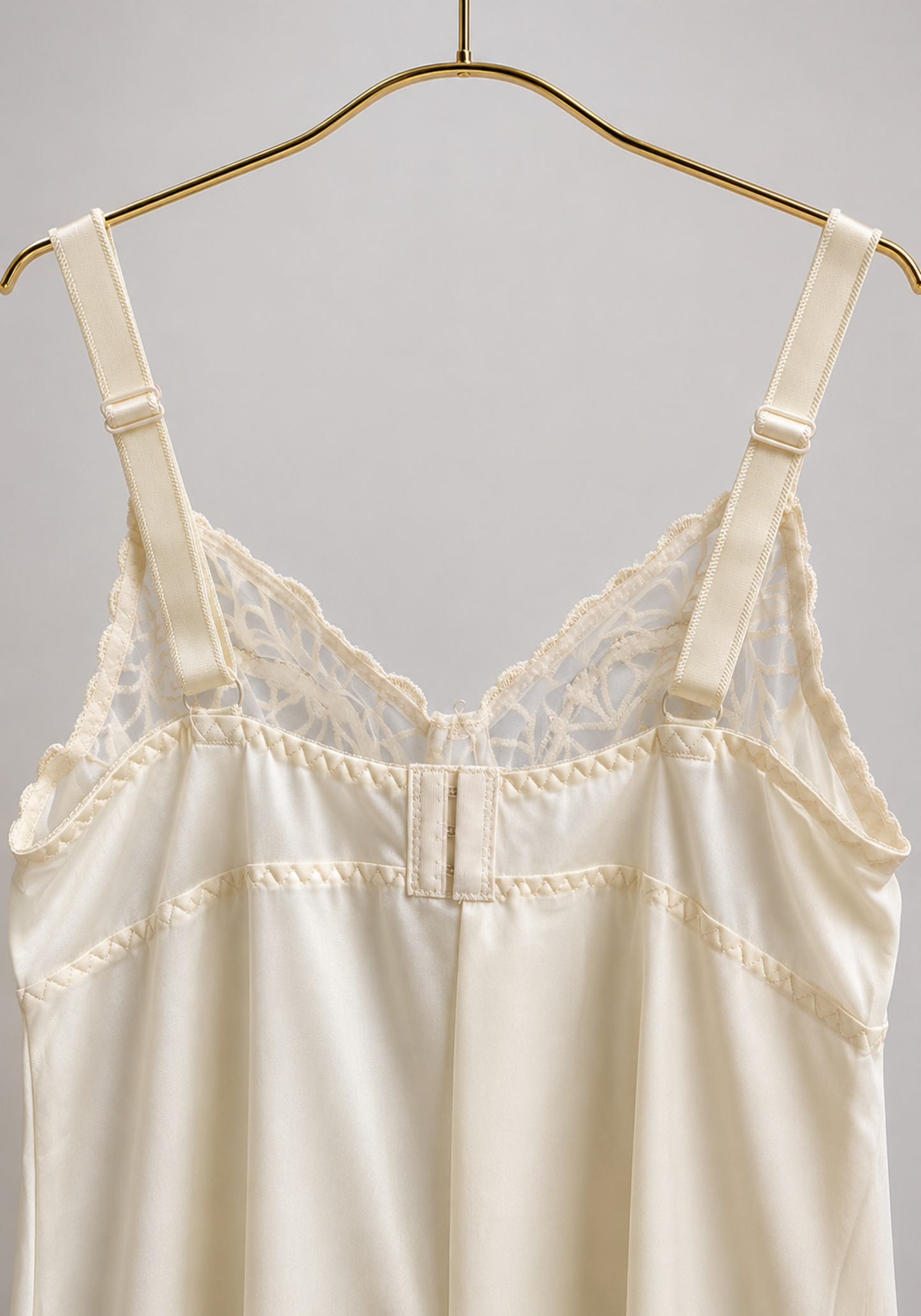 Short Slip: Wide Shoulder Strap Full Lace Unpadded Cup Short Under Slip