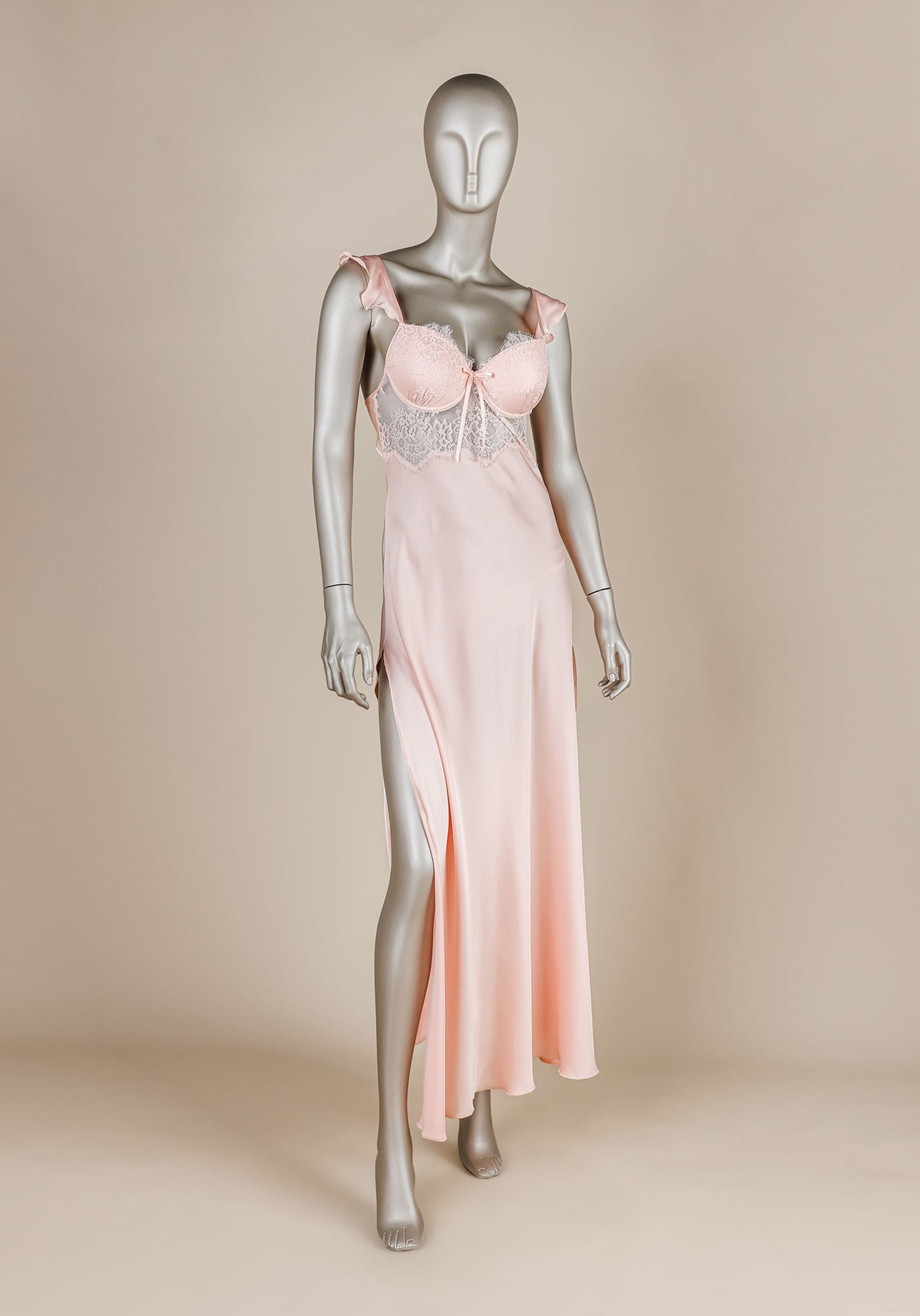 فستان طويل من الساتان: حمالة صدر مبطنة بسلك سفلي، قميص نوم طويل من الساتان بفتحة جانبية