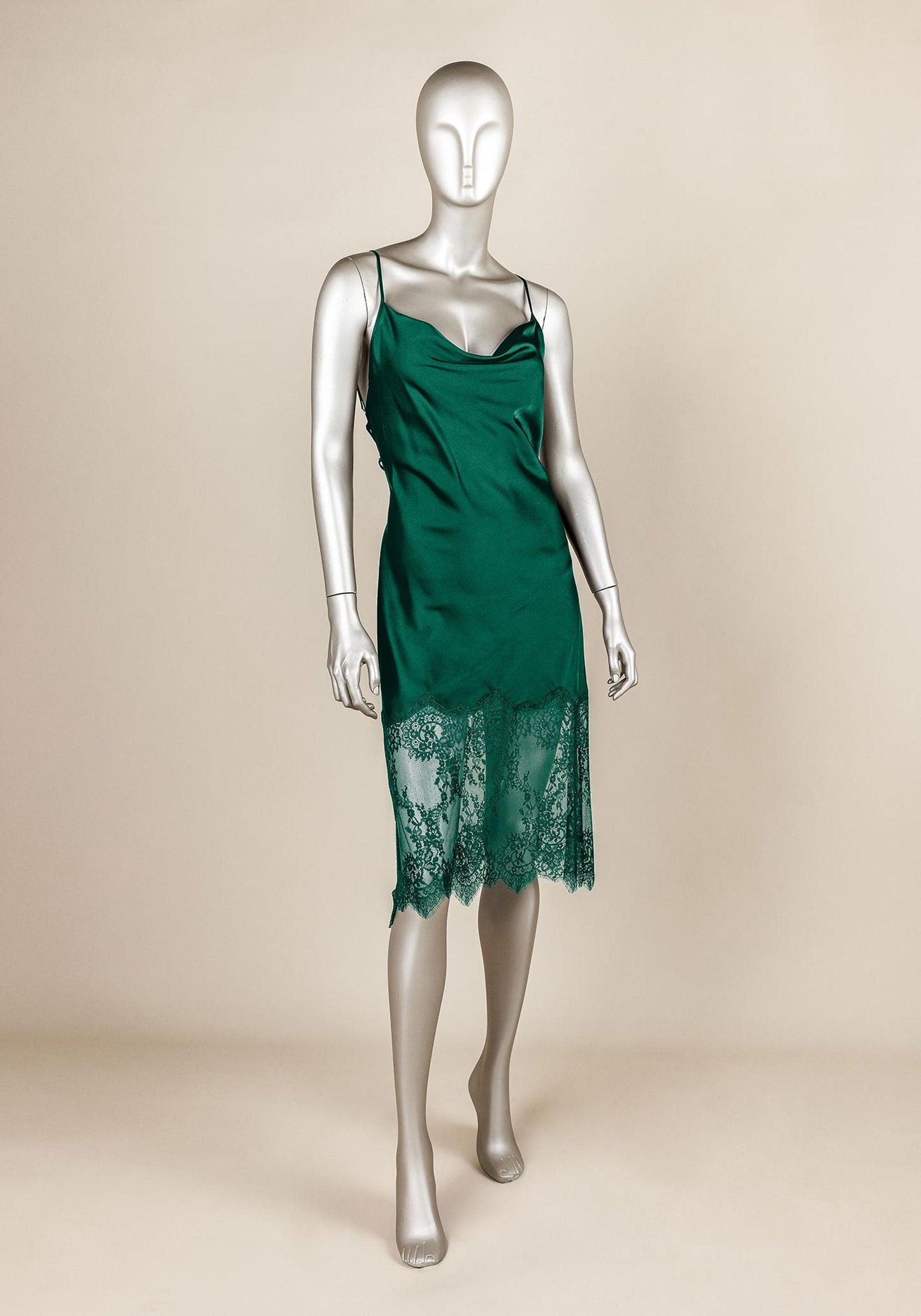 قميص نوم ساتان: قميص نوم ساتان بحزام كتف مع دانتيل طويل في الأسفل