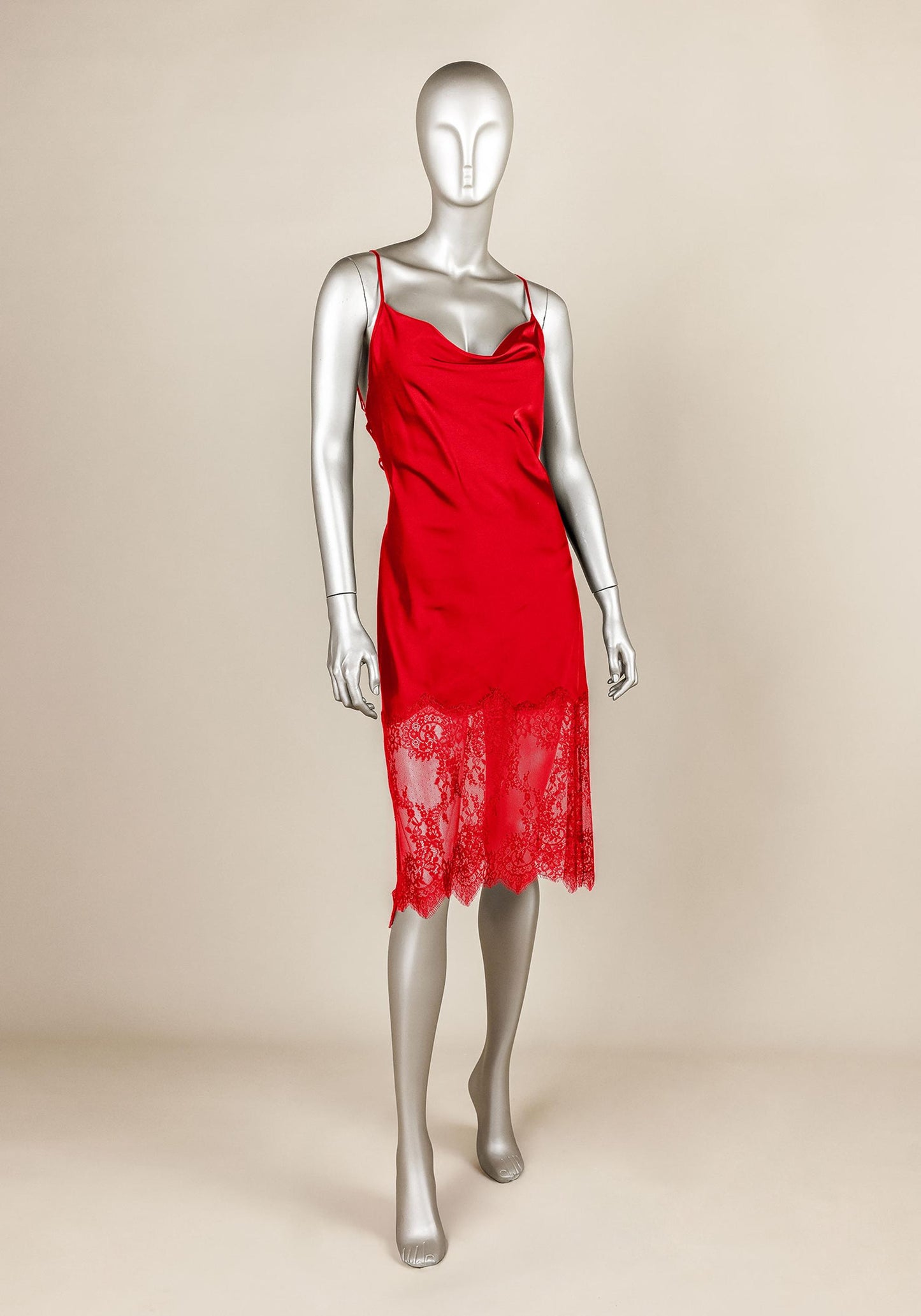 قميص نوم ساتان: قميص نوم ساتان بحزام كتف مع دانتيل طويل في الأسفل