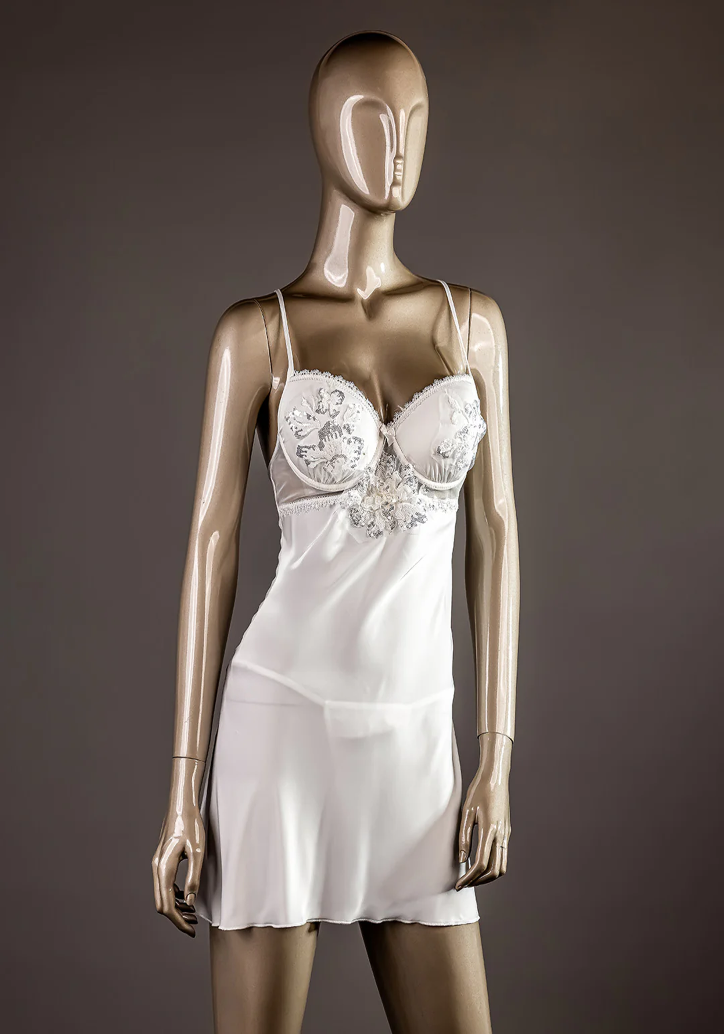 Bridal Short Robe Set: Shoulder Strap Padded Cup With Floral Beeds Applique Satin Nighty And Satin Robe With Schiffon Sleeves With Furr