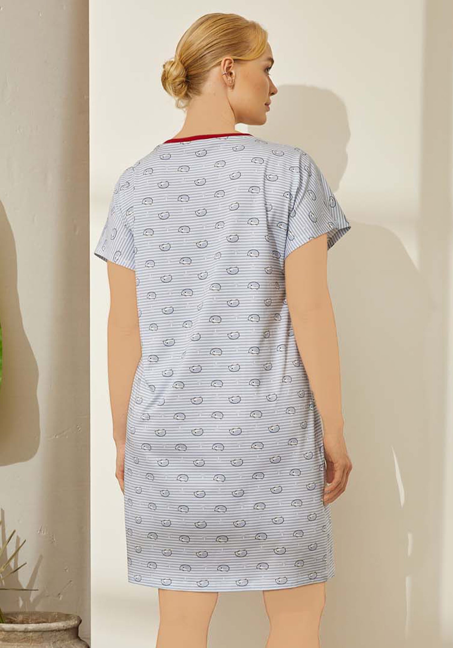 قميص نوم مخطط باللون الأزرق