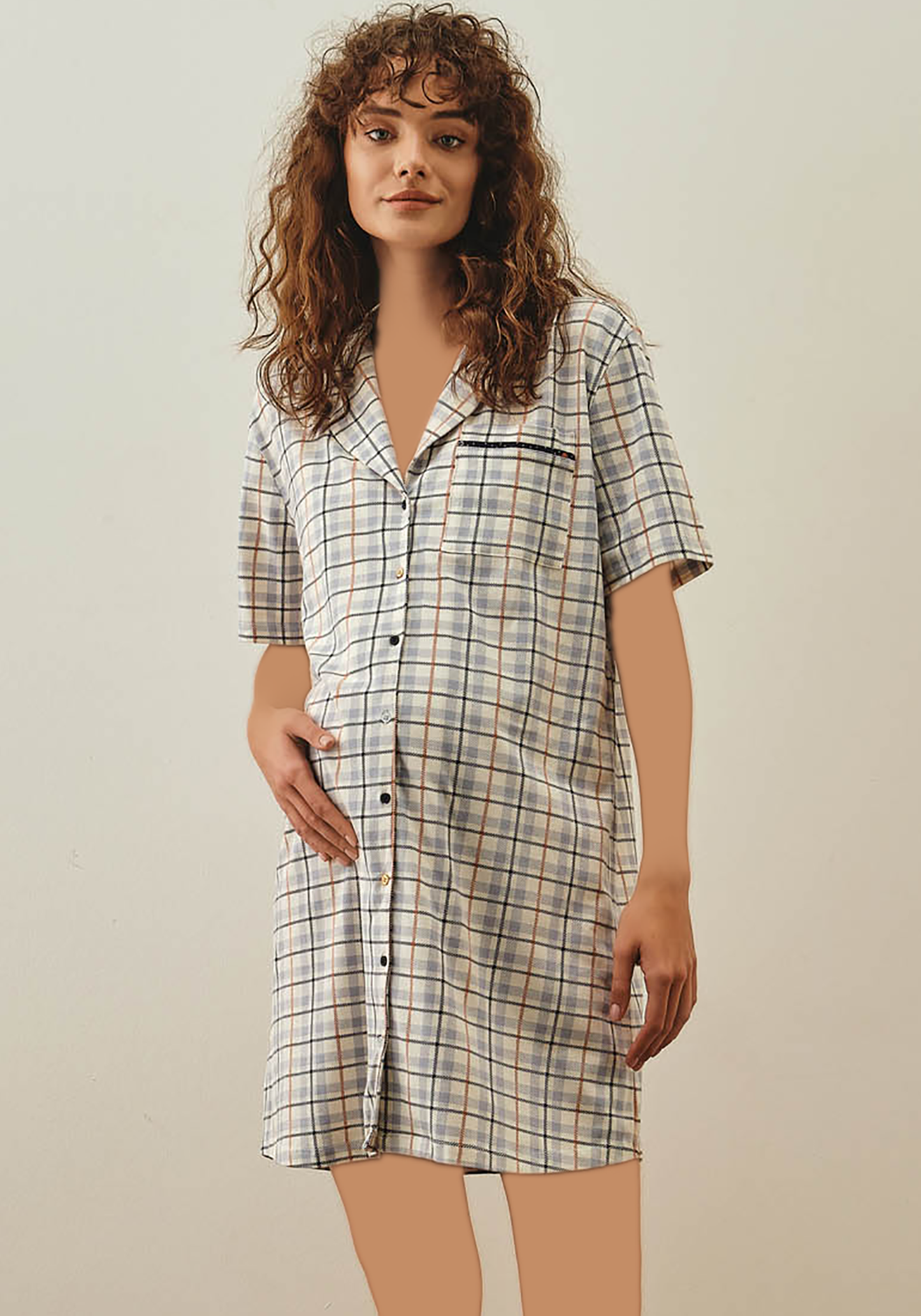 فستان قصير بأكمام قصيرة وياقة وأزرار من S&amp;L